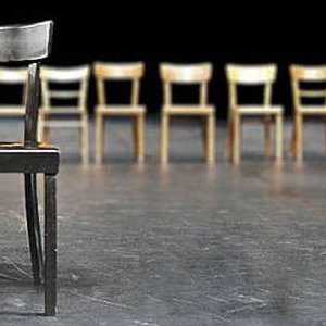 Stühle auf einer Bühne - Platzhalter